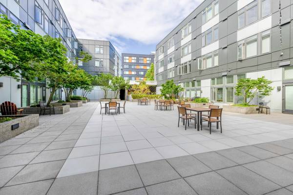 $2,622 / 1br - Locker de Paquetes HUB, Vistas al Lago Verde, Rincón (6900 Green Lake Way N, Seattle, WA)63808083769601124