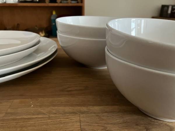 Platos, tazones y tazas de café de cerámica blanca: "Un juego para 2" - $15 (Harlem / Morningside)63471466430723122