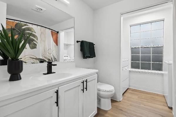 $2,050 / 2br - 870ft2 - Renovated Homes Available For Immediate Move In! One Month Free Rent (Kent, WA)63910063284739120