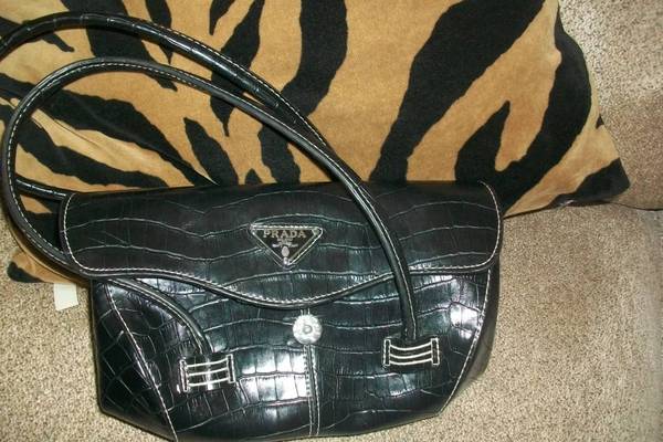 BEAUTIFUL PRADA  RARE   BLACK  QUILTED MEDIUM /SMALL TOTE BAG 1