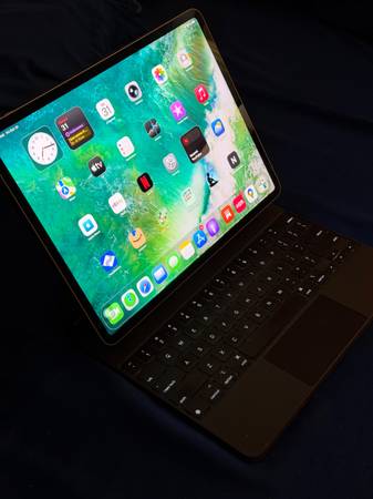 iPad Air 13 inch. 500gb m2 with Apple magic keyboard 1