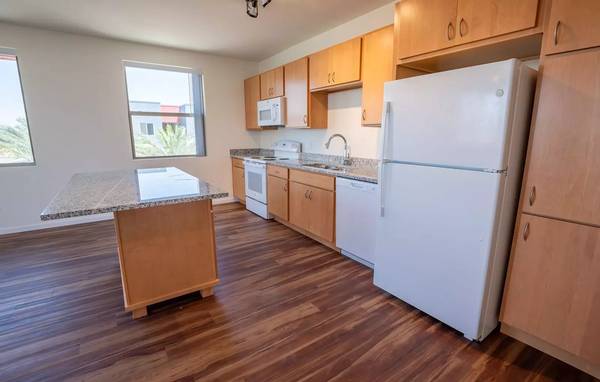 $1,438 / 2br - 907ft2 - Lots of space! 907 sqft, 2 bed, washer/dryer in unit, near everything (Phoenix - Mountain Vistas Community Park)63623875290625123
