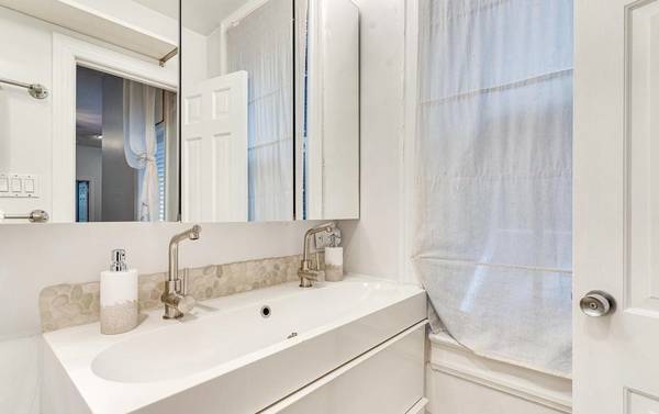 $1,000 / 1br - 620ft2 - Charming 1bed, 1bath with lots of sunlight. (Washington, DC)64040030613505121
