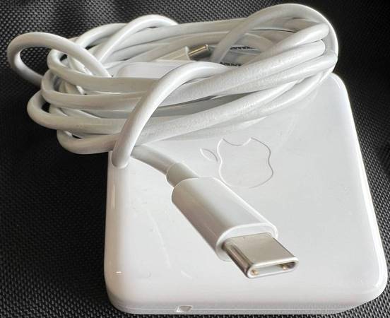 2 - Apple Macbook Pro power adapter/charger (USB-C)/61W and 87W usb c 1