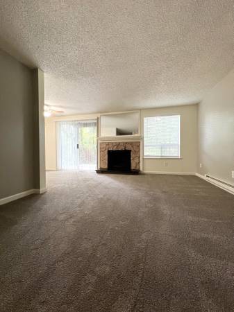 $1,615 / 2br - 845ft2 - Amplio Despensa, Baño y Armarios , Unidad en Planta Baja/Esquina, Renovado (University Place)63786756163329121