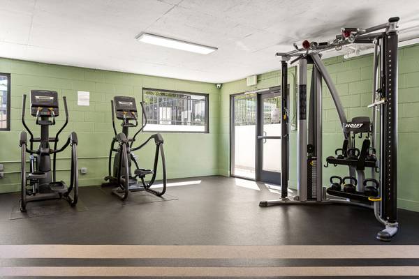 $2,610 / 2br - 1070ft2 - Fitness, Pool, Spa – Resort Style 2Bed/2Bath in Canoga (21031 Parthenia St, Canoga Park, CA)63952926876803122