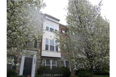 $3,595 / 3br - 2512ft2 - Amplio adosado de 4 niveles con garaje para 2 coches, a pasos del metro Forest Glen63822604528129120
