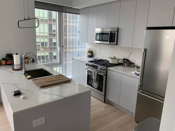 $4,810 / 1br - Corner Apartment with Sunset Skyline Views (Long Island City)63854193039617123