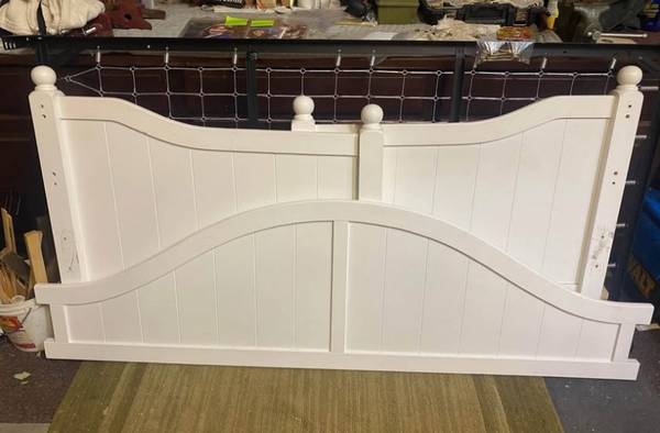 White Day bed with rolling trundle 1