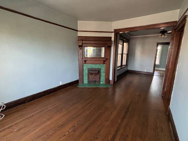 $2,000 / 2br - $2,000 / 2br - Wrigleyville Top Floor 2 Bed w/Outdoor Space. (Lakeview)63781279740673122