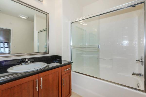 $2,299 / 1br - 625ft2 - Wood Laminate Flooring, Washer/Dryer In Unit, 1/bd 1/ba (1026 S Broadway, Los Angeles, CA)63912983042050124