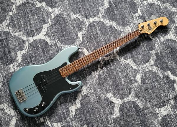 Fender Standard Precision Bass 1