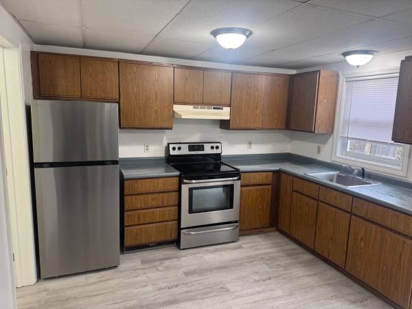 Bright & Sunny Convenient Bath Location 1