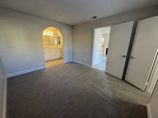 $1,575 / 1br - 725ft2 - City	Outside. Tranquility Inside! (Las Vegas)63907028347523123