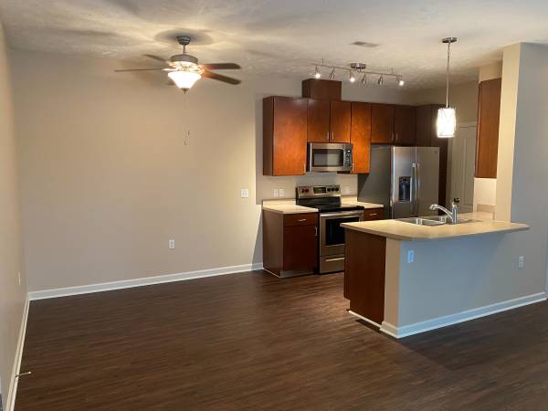 $1,300 / 1br - 865ft2 - Two Pools and Two Fitness Centers! FREE OCTOBER RENT!64020842965122121