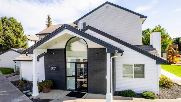 $1,633 / 3br - 1306ft2 - Pet Friendly, High Speed Internet, Playground (South Hill)63969876911490122