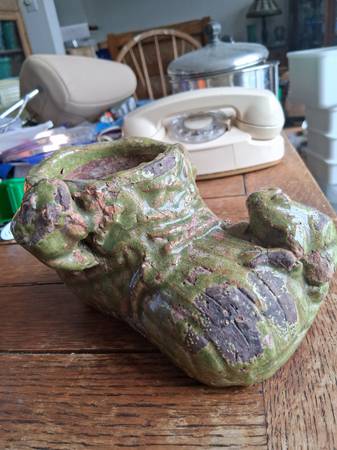 Planter with 2 Frogs 1