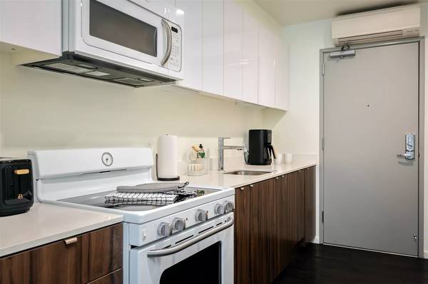 $1,275 / 375ft2 - Cuddle with your pets in our cozy Studio  Visit today! (Portland)63672547756931123