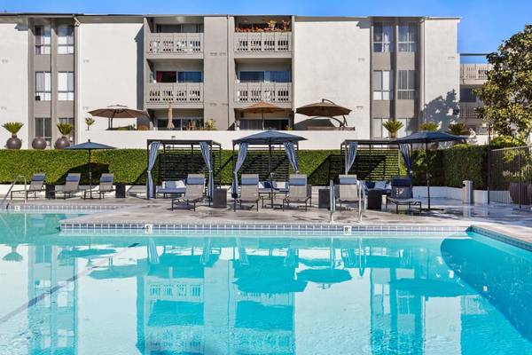 $2,897 / 2br - 1037ft2 - Acceso en ascensor a todos los niveles, 2 habitaciones, en Woodland Hills (5807 Topanga Canyon Blvd, Woodland Hills, CA)63953216822147123