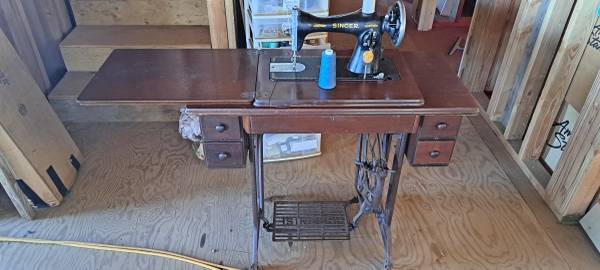 Singer Treadle Sewing machine 1