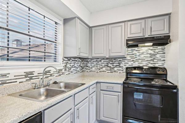 Close to restaurants, Situated in Arlington!, 2BD 1BA 1