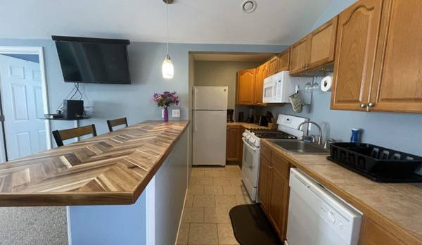 $1800.00 / 3br - 600ft2 - 134 Ashworth Avenue, Front Up63656295103491123