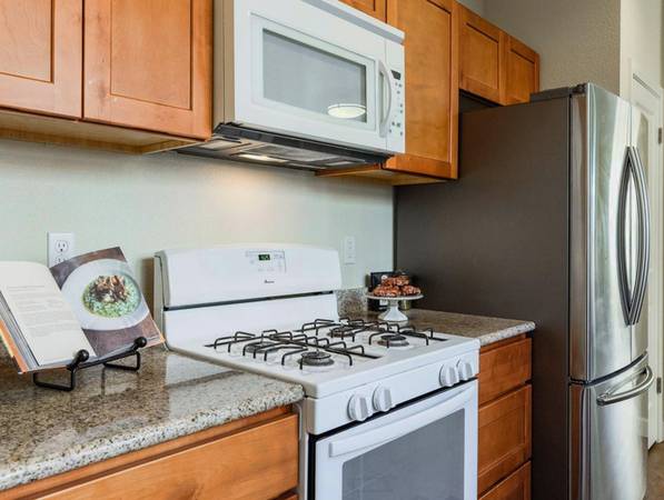 $3,595 / 3br - Wrap-Around Porch, 9 ft. Ceilings & More in 3 Bed - Modern Gas Range (Petaluma)64045196755843123