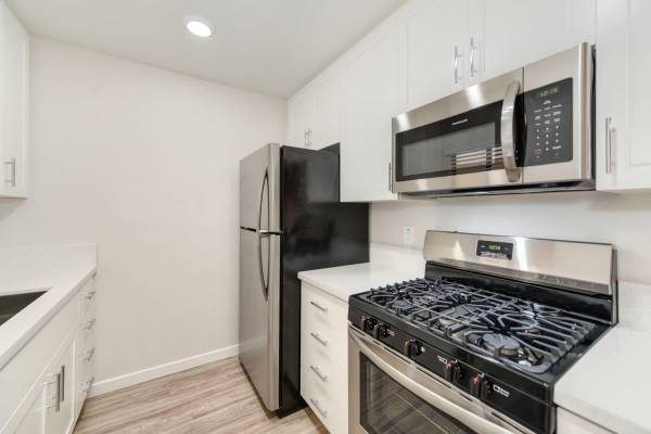 $2,494 / 2br - 967ft2 - Stunning 2 BR-Quartz Counters, Large Closets, Cozy Fireplace (West Lancaster)63829233625475122