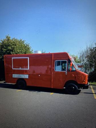 2005 Freightliner MT45 Food Truck – Fully Equipped and Ready to Serve! 1