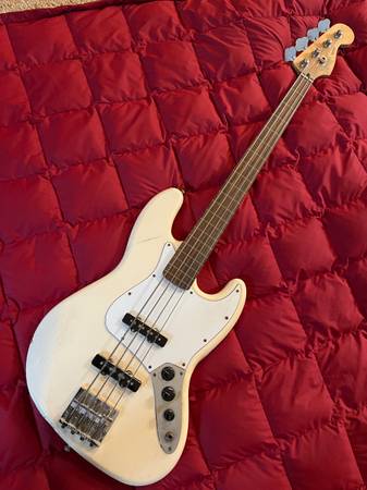 Fender Bass Fretless 1