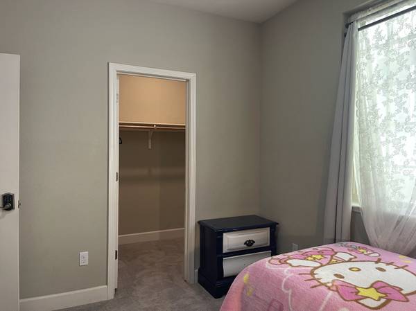 $1,300 / 5br - Acceso fácil a autopista, habitación privada, amueblada, servicios incluidos (daly city)63657695263489124