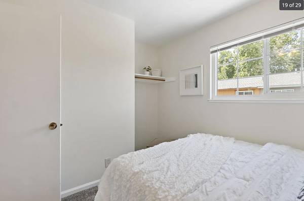 $1,000 / 1br - A Private Room in a Family-Home in San Jose, for a female professional (san jose east)63868037902465121