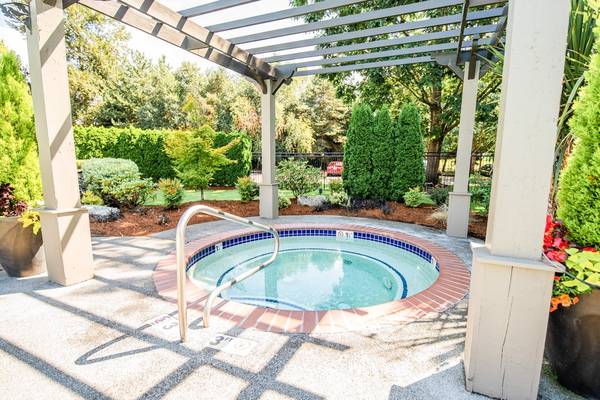 $1,989 / 2br - 915ft2 - 2 bedroom, Wood Burning Fireplace, Outdoor Pool & Spa (25102 62nd Avenue South, Kent, WA)63814736165889120