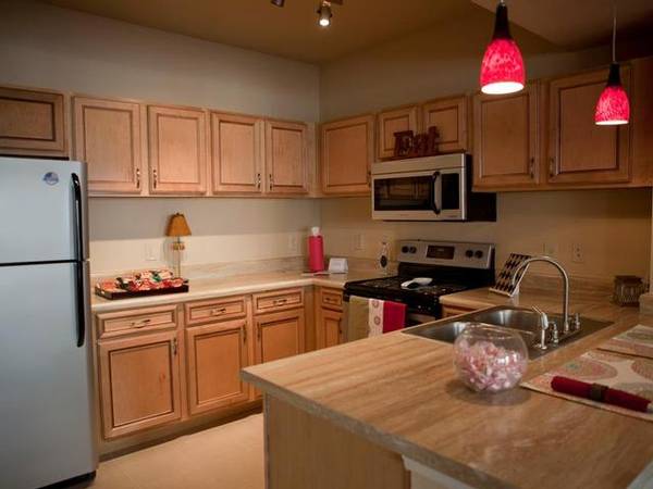 $1,370 / 2br - 1072ft2 - Faux Granite Kitchen Counter Top, Resort sized pool and lounge (Broken Arrow)63806171154691124