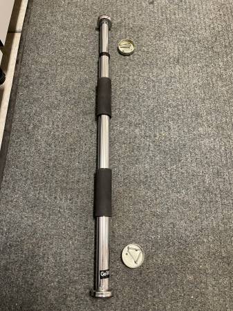 GoFit Pull-Up Bar 1