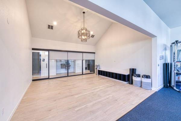 $1,599 / 2br - 1051ft2 - Central Heat and Air, Renovated 1 bd, On-Site Management (Broadmoor Area)63658230546561124