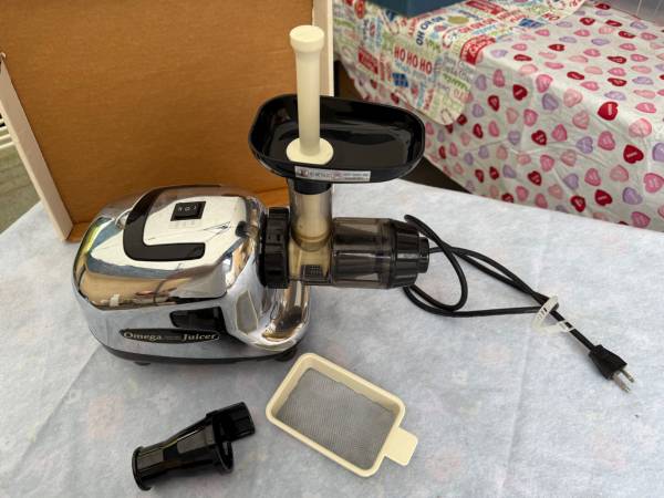Omega Extractor Juicer 1