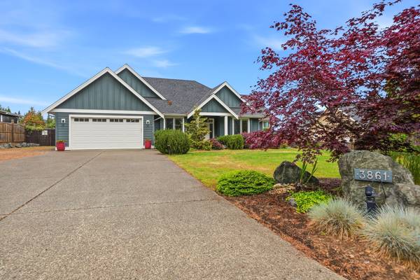 Qualicum North Executive Rancher with Views - 3861 Creekside Dr 1