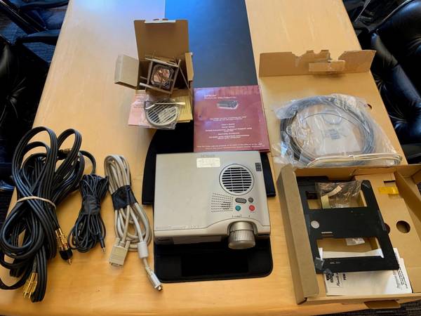 Epson PowerLite 710c EMP-710 Projector 1