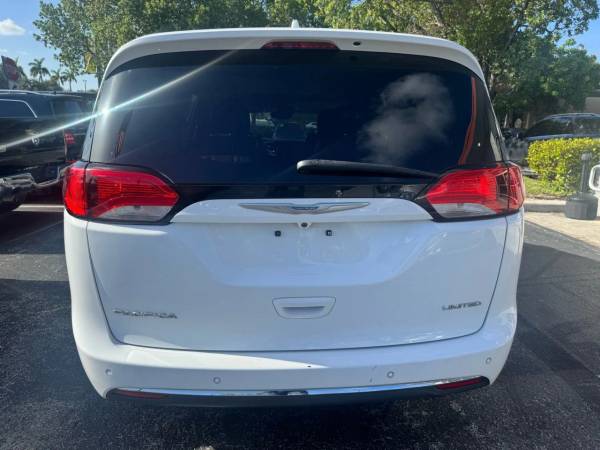 2018 Chrysler Pacifica  Limited Minivan 4D Minivan - $9,690 (McMahon Motors Broward)63479339758339124