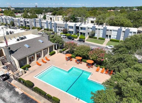 $1,690 / 2br - 1374ft2 - 2 habitaciones, cancha deportiva, ventilador de techo (613 Clearwood Drive, Richardson, TX)63867603137793124