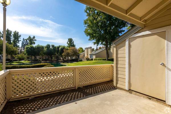 $1,695 / 2br - 870ft2 - HVAC With Digital Thermostat Control, Walk-In Or Reach-In Closets (Located in Northwest Fresno, Fig Garden loop district.)63798509389313124