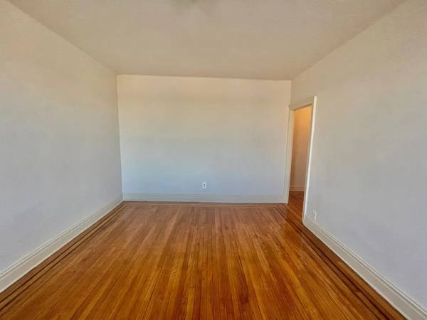 $2,500 / 1br - Big Beautiful One Bedroom Apartment / Pre-War Building / Near Park (Historic Ridgewood)63995969973634122