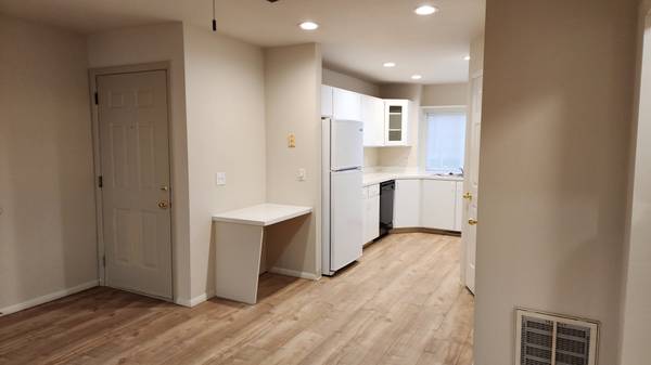 $1,375 / 2br - 1040ft2 - Huge 2br. Apt. $1375 Available now. W + D + much more (Boise Bench)63794970565379123