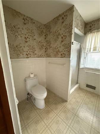 $1,450 / 3br - 3456ft2 - Spacious 3-Bed, 2-Bath Home with Full Basement & Backyard Patio! (Overland Park, KS)63671378318593123