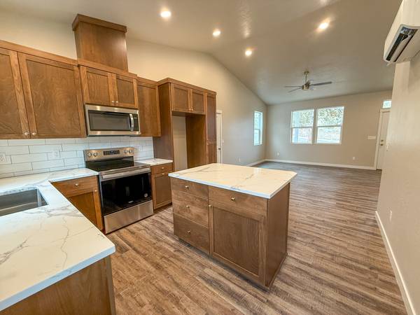 $344,900 / 2br - 960ft2 - Brand New, In Community w/Pool, Fishing Lake, Shooting Range & Trails (Prineville)63839293248643122