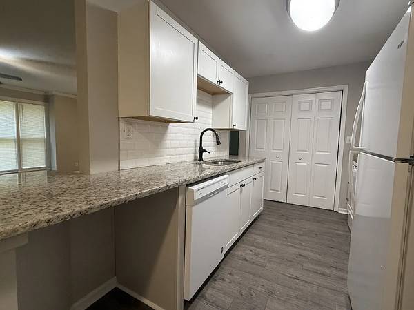 $1,200 / 2br - 1469ft2 - "Charming 2-Bedroom Condo~~ (Huntsville)63984807657475121