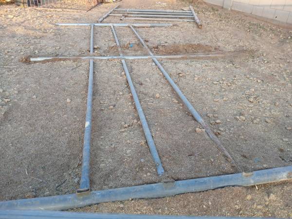 ### HEAVY 16' CORRAL PANEL WITH GATE 1