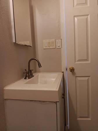 $900 / 2br - 950ft2 - ORANGE GROCE CUTE REMODELDED 2 BEDRRROM, FENCED $900/momth (305 S Ryan)64036537594498124