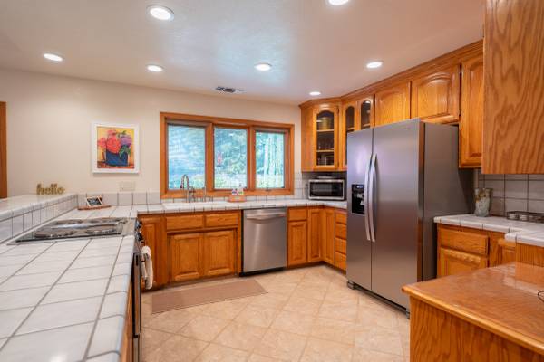 $3,000 / 3br - 2200ft2 - Beautiful Home with Pool (Redding)63972529272707122